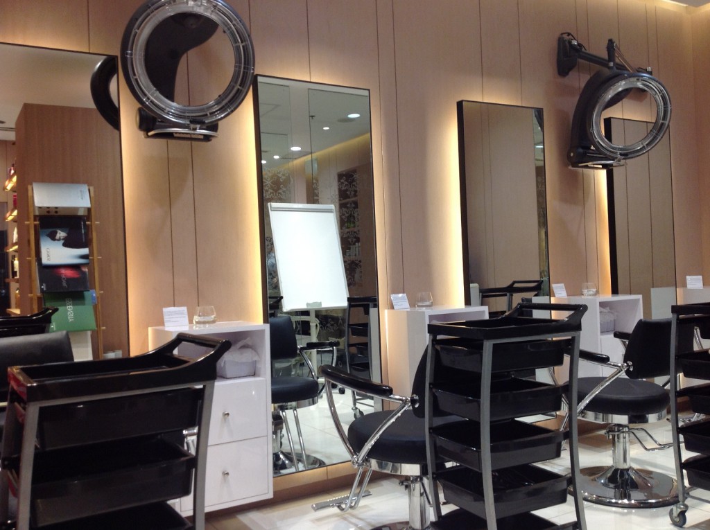 Salon's Main Area Equipped with Modern Equipment and Technology Pic 4_re