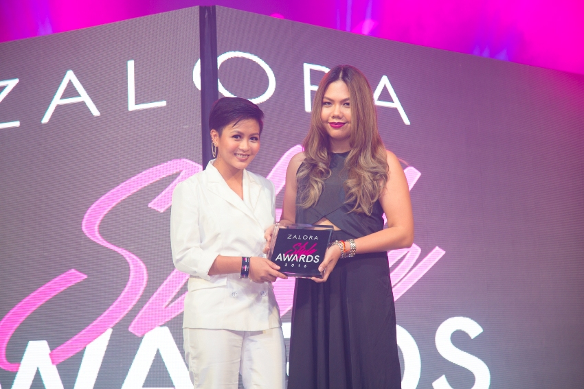 Metro Magazine's Executive Editor Geolette Esguerra and Chalk Magazine's Editor In Chief Elaine Carag accepted Martine's Cajucom's award on her behalf