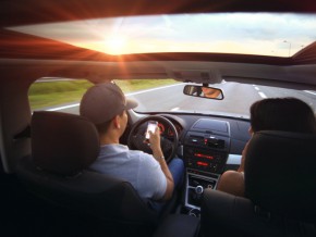 Senate approves bill prohibiting use of phones while driving