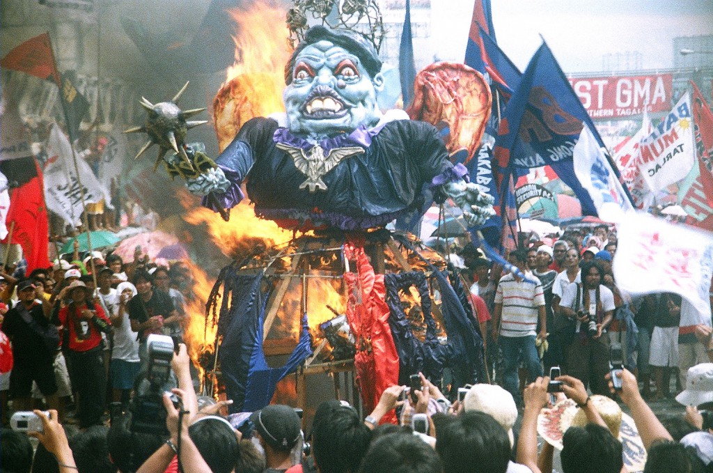 Effigy_of_PGMA_being_burned_by_protesters_during_the_SONA_2007