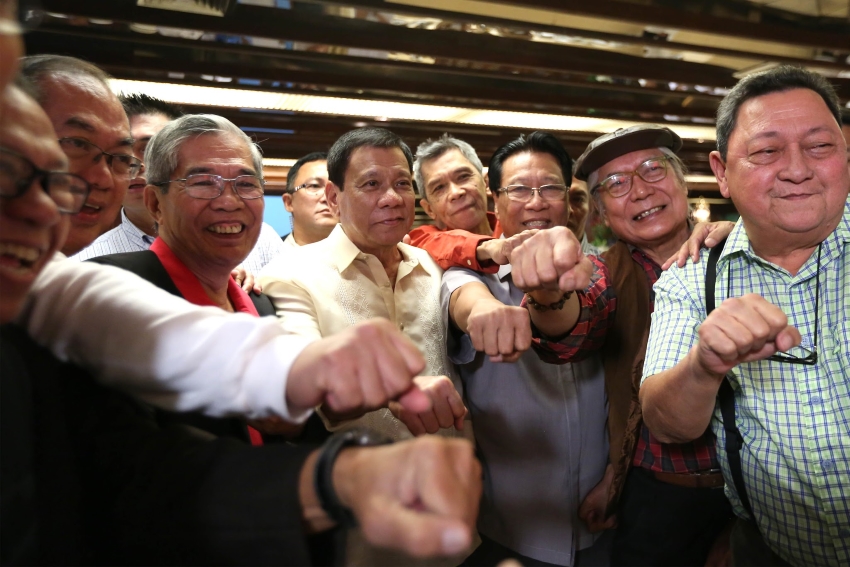 DUTERTE FIST. President Rodrigo R. Duterte and San Beda law alumni pose for a "Duterte fist" during a fellowship dinner at the Heroes Hall in Malacañan Palace on July 17. KING RODRIGUEZ/PND