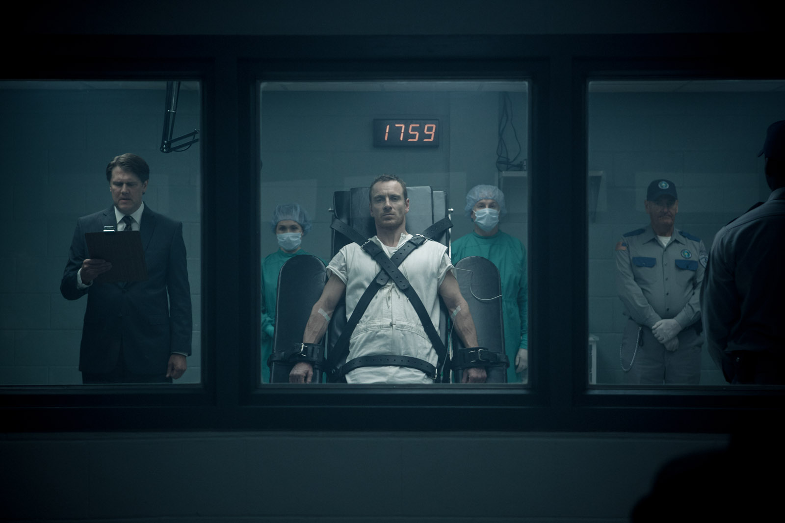 michael-fassbender-plays-dual-role-as-callum-lynch-in-photo-in-assassins-creed