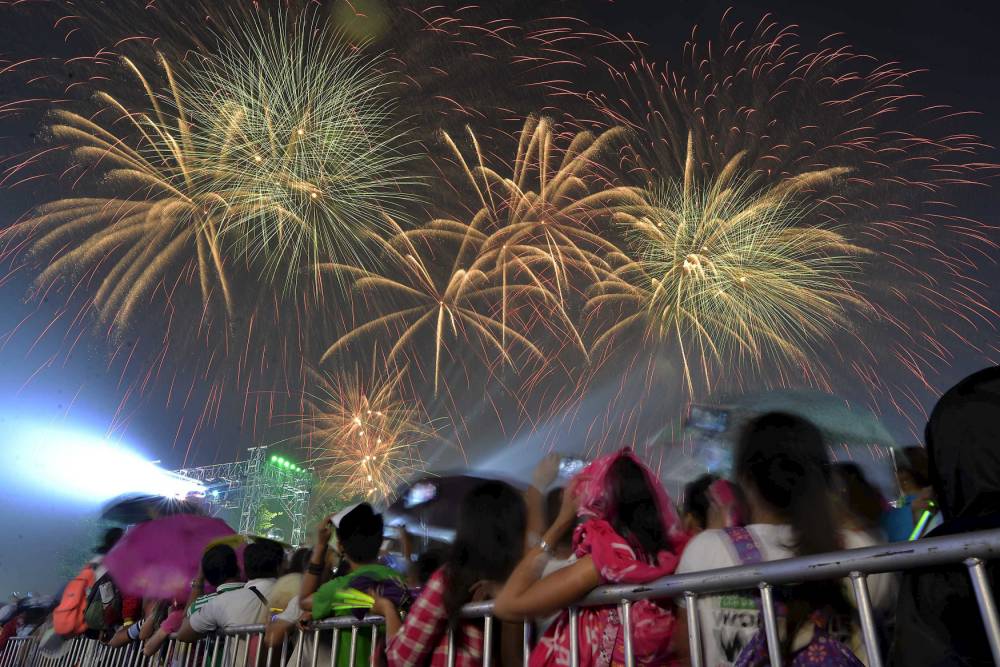 essay about new year celebration in the philippines