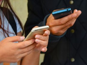 Traslacion Advisory: Globe, Smart suspend mobile services
