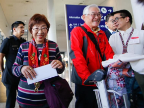 DOT Welcomes Japanese Couple as PH’s 8-Millionth Tourist in 2019