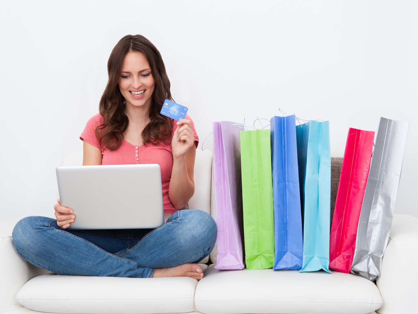 девушка с сумками из магазина. шоппинг. рука с пакетами шоппинг. снижение покупок. скидки.