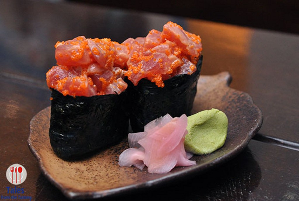 spicy salmon gunkan