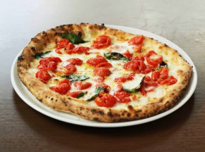 Salvatore Cuomo & Bar: Neapolitan Pizza from Japan