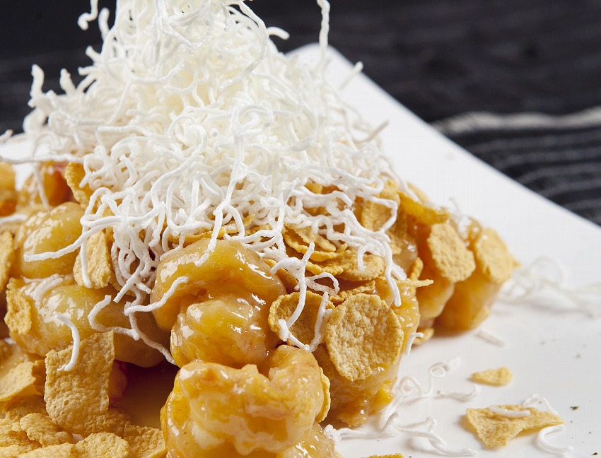 Crisp-fried_shrimp_with_mayonnaise_and_corn_flakes