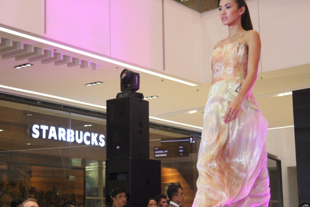A glamorous shimmering dress_res