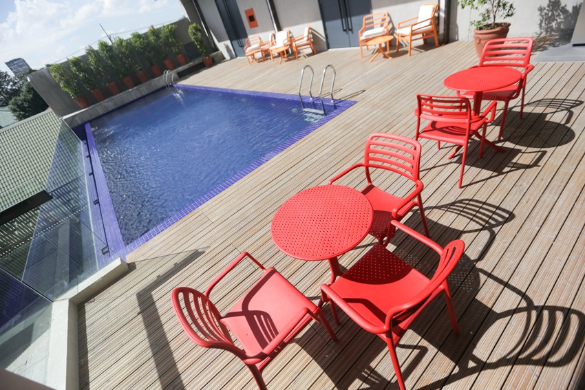 Poolside (1)