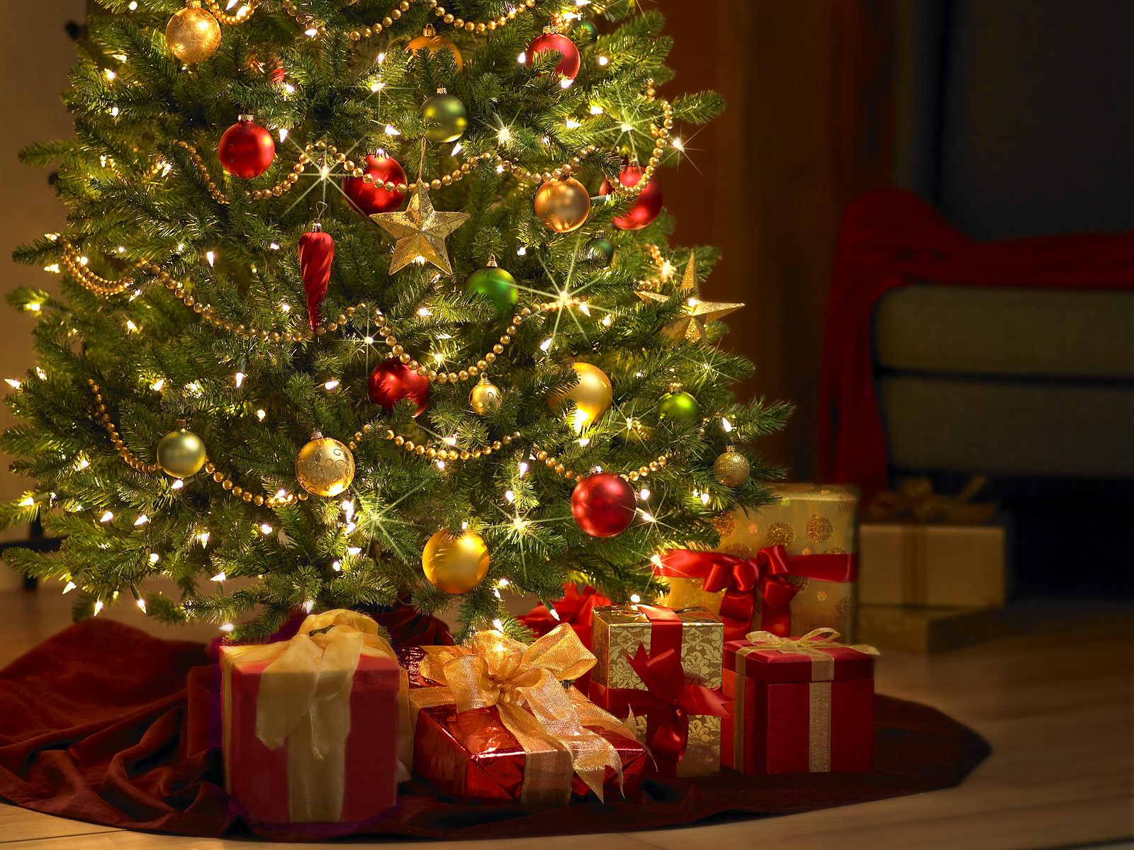 traditional-christmas-tree-decor